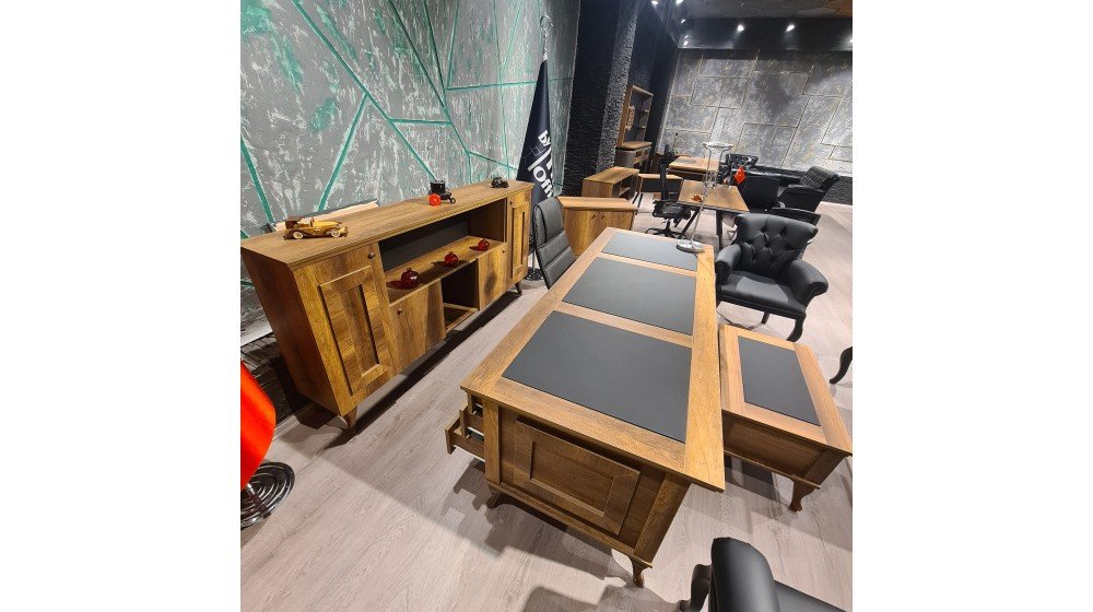 Granj rustik yönetici masa takımı, doğal ahşap dokusu, deri sümenli tablası ve klasik formlu plastik ayakları ile ofis ortamında Mini Chester koltuklar ile sergileniyor.